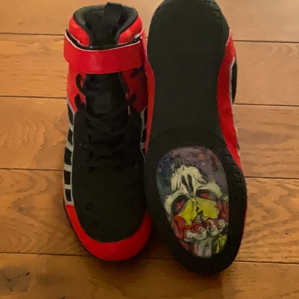 BRAND NEW Wrestling Shoes- Size 8- Red & Black w/Skull on Sole